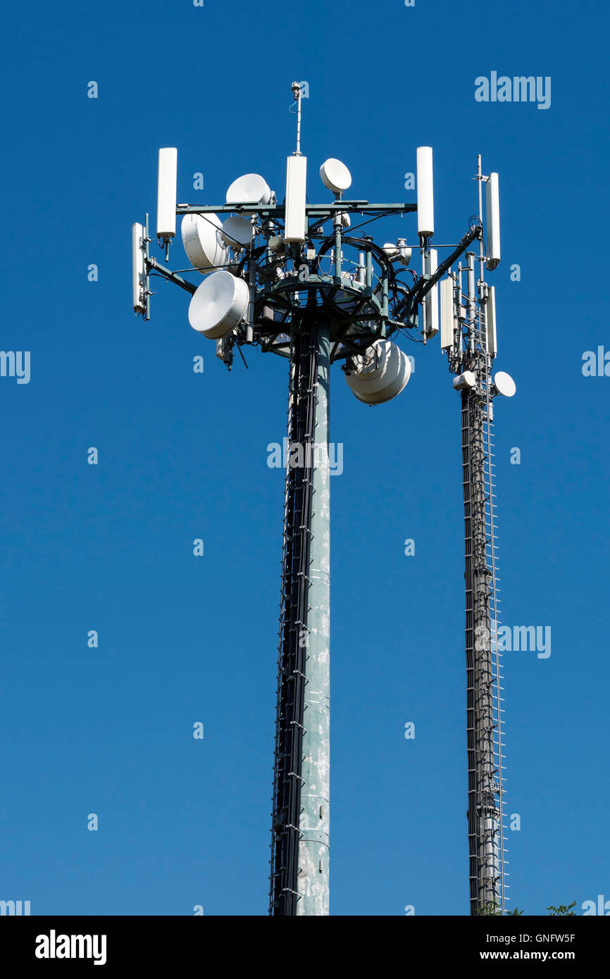 Liaison radio pour la communication sans fil dans le ciel bleu Photo Stock  - Alamy