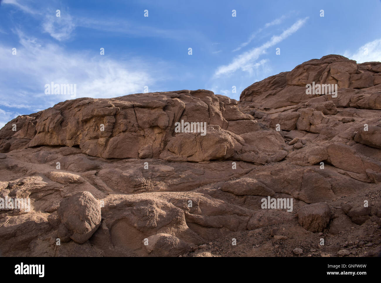 Paysage dans le désert en Égypte. Les petites collines rocheuses. Ciel bleu avec des nuages blancs. Banque D'Images
