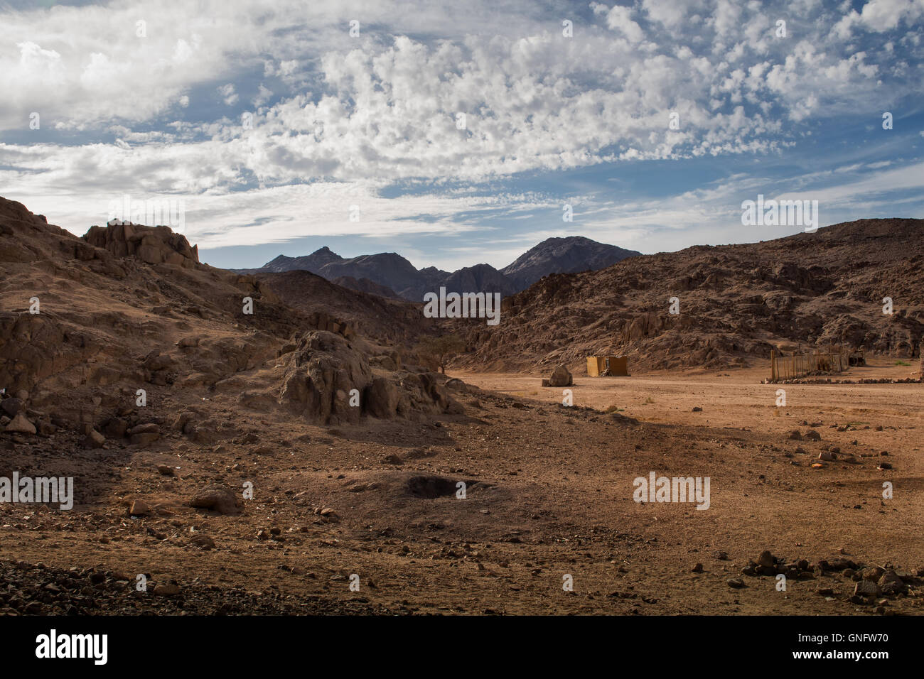 Paysage dans le désert en Égypte. Des collines rocheuses. Ciel bleu avec de nombreux nuages blancs. Banque D'Images