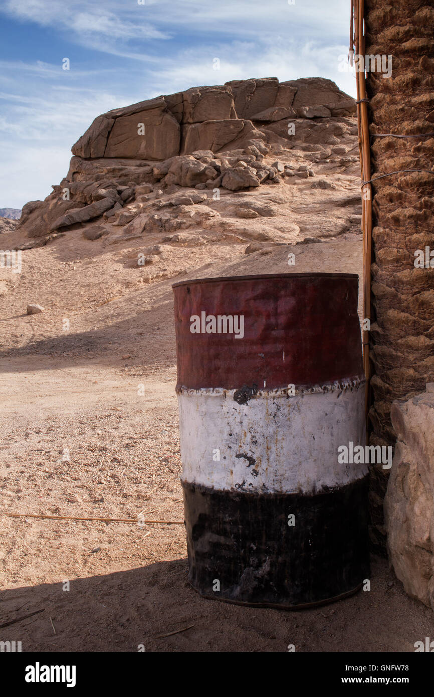 Canon peint en couleurs égyptienne. Village bédouin dans le désert. Rocky Hill dans l'arrière-plan. Ciel nuageux. Banque D'Images