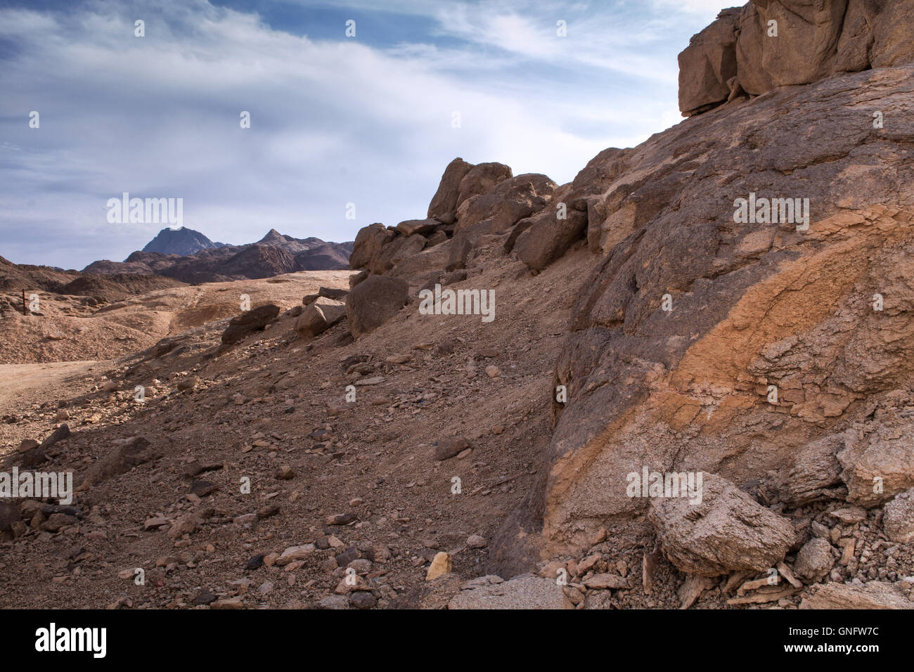 Paysage dans le désert en Égypte. Des collines rocheuses. Ciel bleu avec de nombreux nuages blancs. Banque D'Images