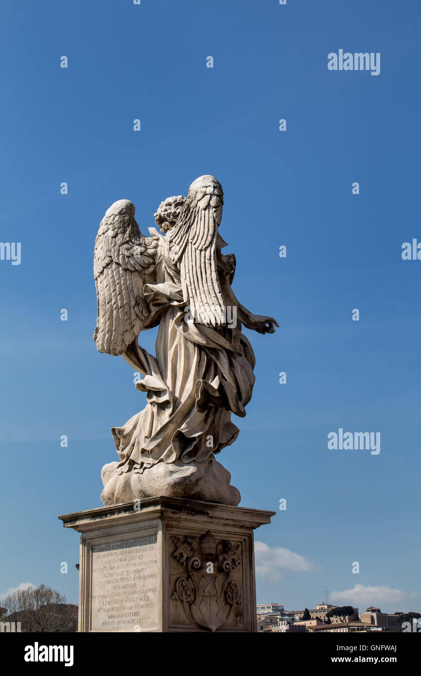 Un autre point de vue sur une statue d'un ange au pont en italien Rome. Ciel bleu avec quelques nuages à l'arrière-plan. Banque D'Images