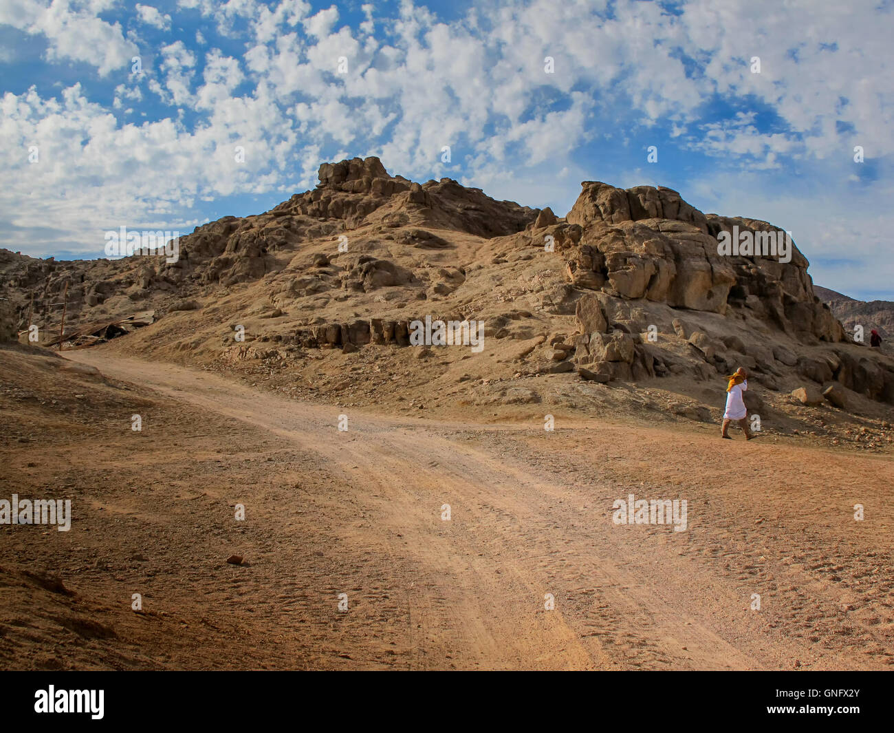 Paysage dans le désert en Égypte. Des collines rocheuses. Ciel bleu avec de nombreux nuages blancs. Banque D'Images