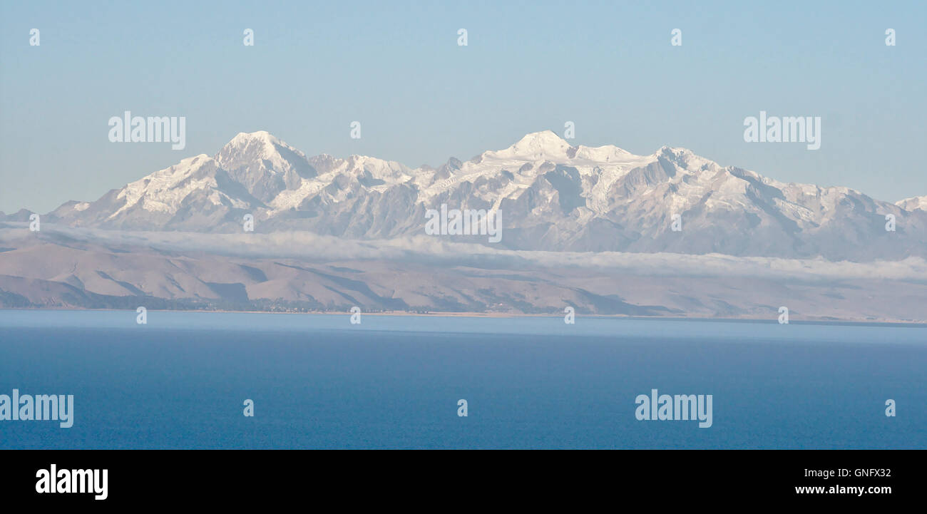 Lac Titicaca avec Illampu et Ancohuma, Cordillera Real, Bolivie Banque D'Images