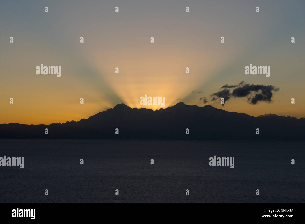 Lever du soleil derrière la Cordillère Real avec l'Illampu et l'Ancohuma. L'Isla del Sol, le Lac Titicaca, en Bolivie Banque D'Images