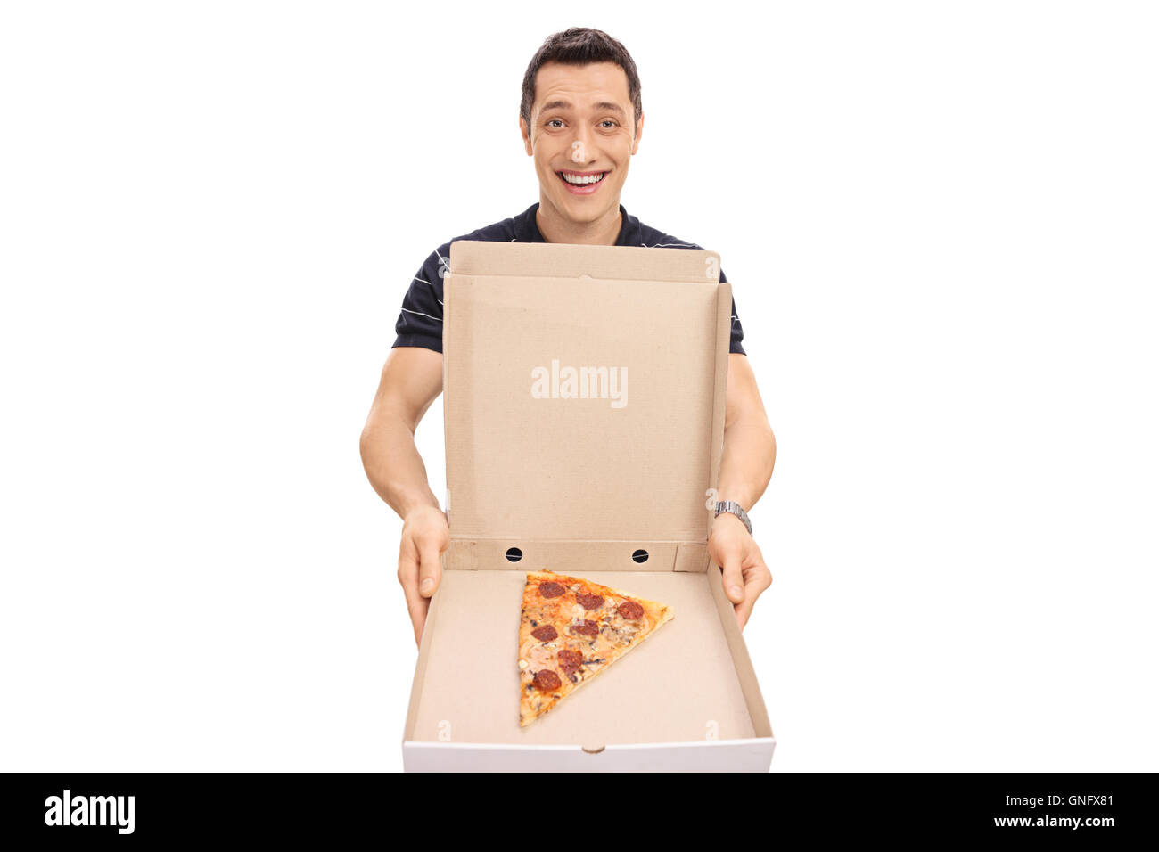 Heureux guy montrant une boîte à pizza avec un morceau de pizza isolé sur fond blanc Banque D'Images