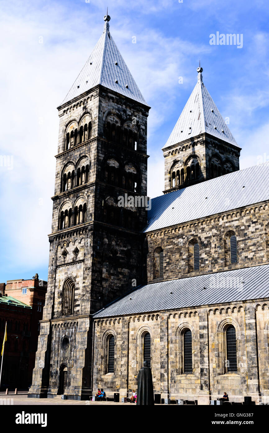 Lund, Suède - 24 août 2016 : Cathédrale de tours dans l'après-midi avec des gens assis à l'extérieur. Banque D'Images