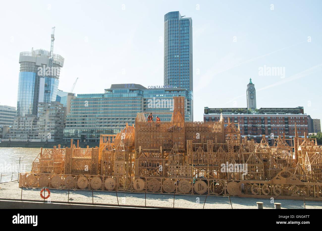 Travailleurs s'appliquent la touche finale à un 120 mètres de long modèle de London's Sky line au 17e siècle à Victoria Embankment, London, qui fait partie de la London's Burning festival pour marquer le 350e anniversaire du Grand Incendie de Londres et ses conséquences. Banque D'Images