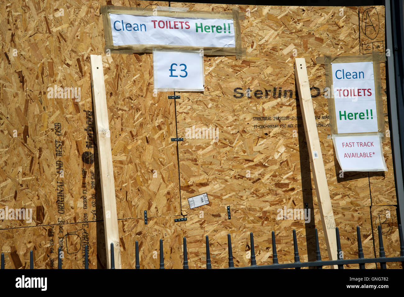 Nottinghill Carnival 2016 . Barricadèrent boutique avec une publicité pour €3 toilettes Banque D'Images