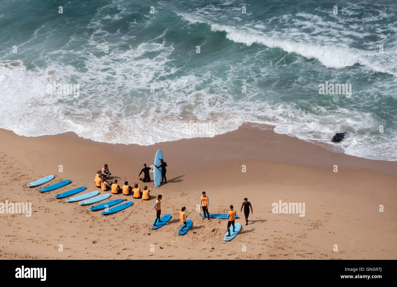 L'école de surf sur la plage à Ericeira, Portugal Banque D'Images