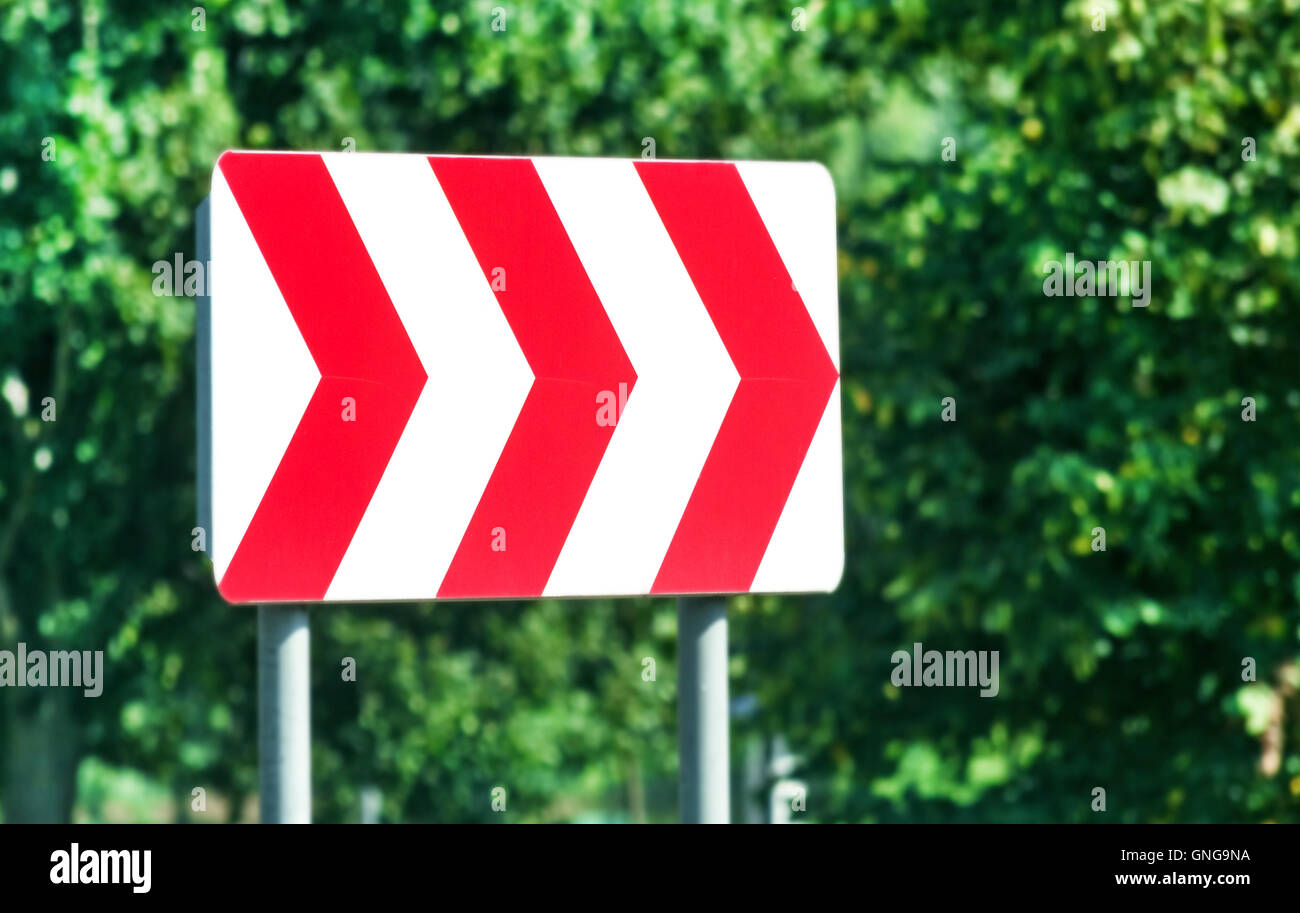 Panneau de signalisation rouge et blanc à droite sur sunny day Banque D'Images