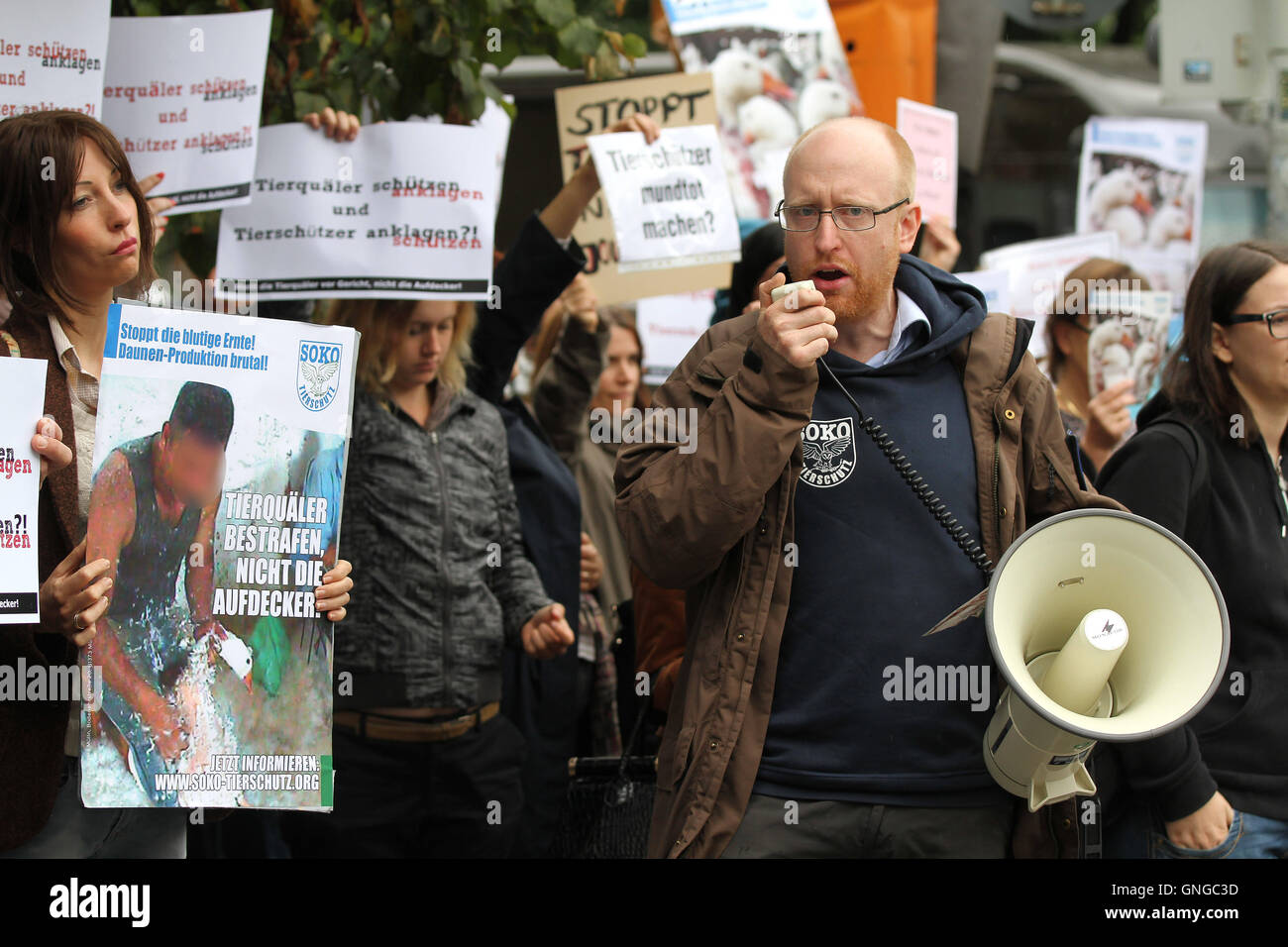 Les défenseurs des droits des animaux démontrent à l'avant de la Justice Centre à Munich, 2014 Banque D'Images