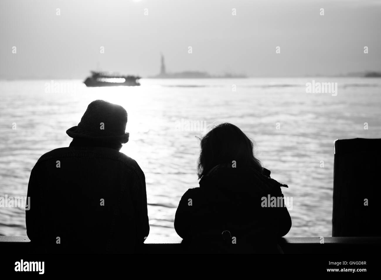 Silhouette de couple étranger romantique à la recherche vers la Statue de la liberté, New York City, New York Banque D'Images