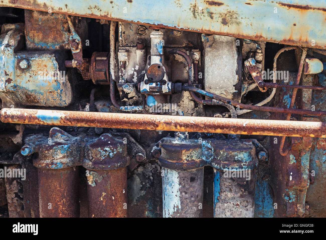 Détails acier rouillé vieux tracteur agricole, fragment du moteur Banque D'Images