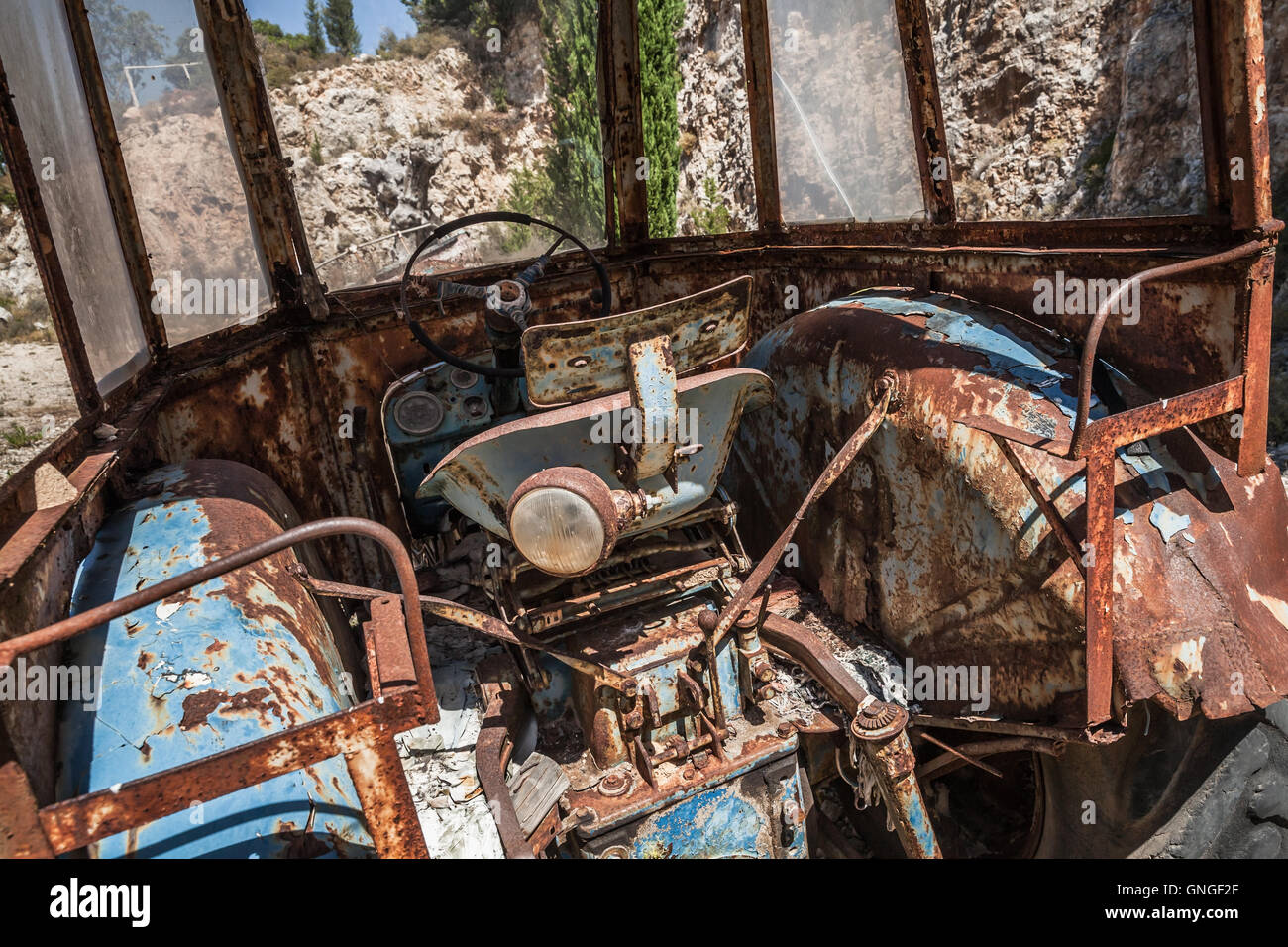Ancienne cabine du tracteur rouillé Banque D'Images