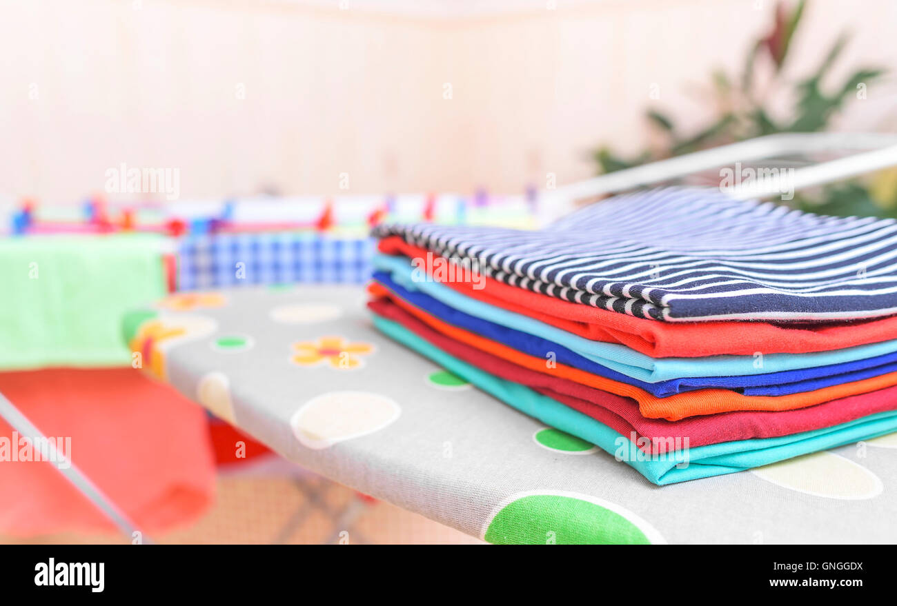 Vêtements repassés sur une planche à repasser. Close-up. Banque D'Images