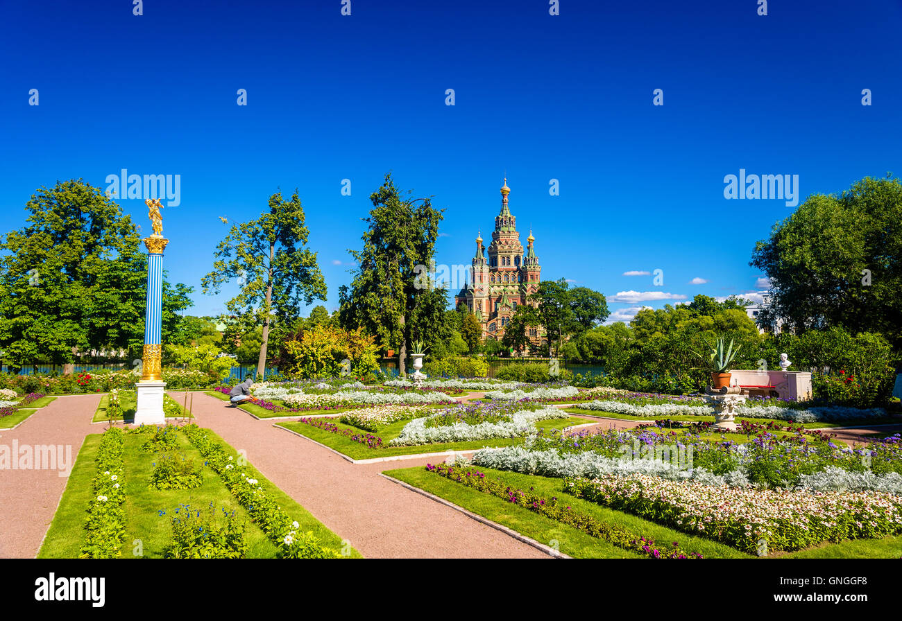 Vue de la Cathédrale Saint Pierre et Paul à Peterhof Banque D'Images