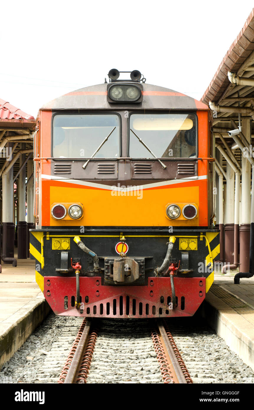 Vieux train stationné dans une gare ferroviaire en Thaïlande. Banque D'Images