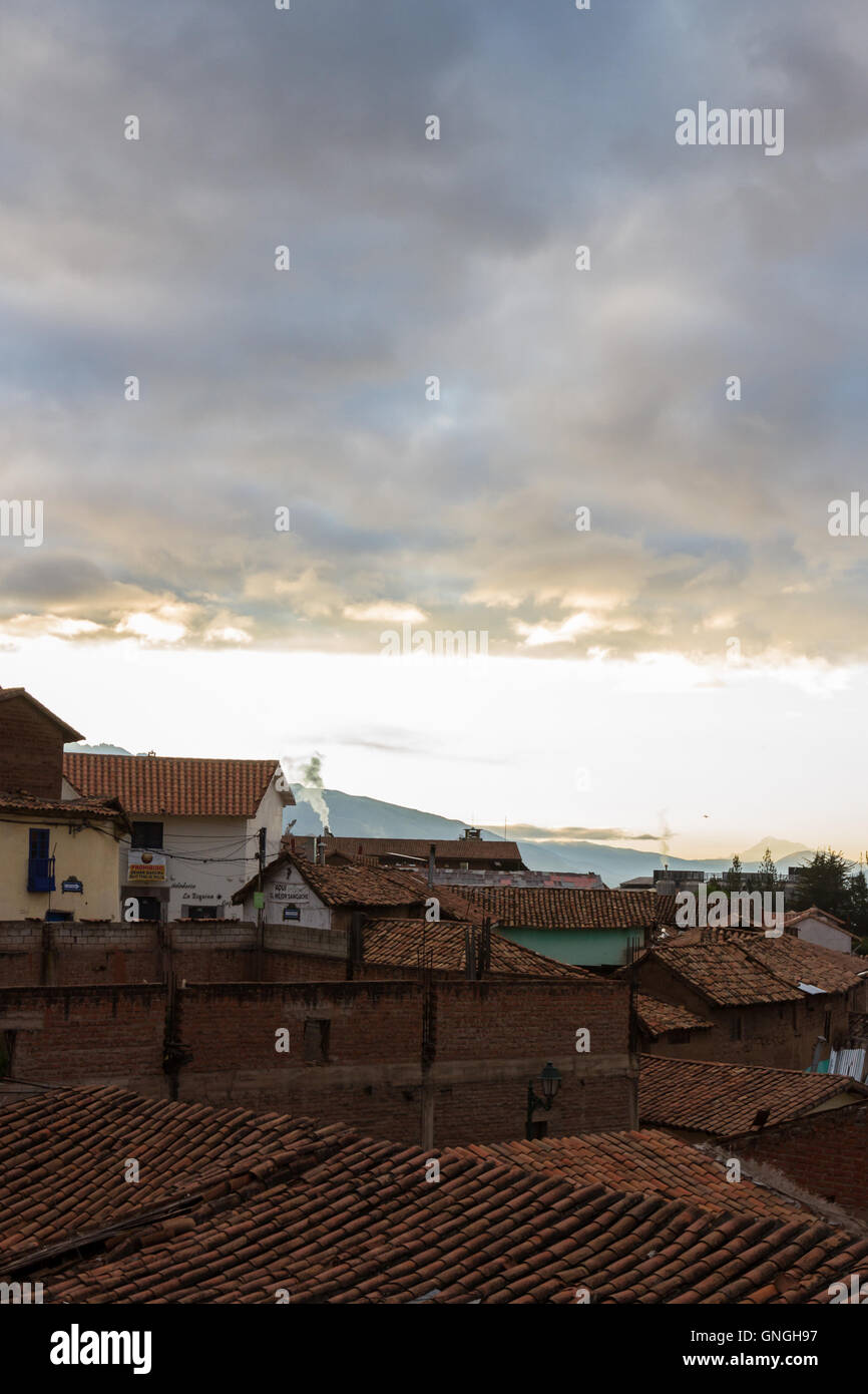 Cusco, Pérou - 12 mai : vue depuis une chambre d'hôtel au toit et bâtiments dans la ville de Cuzco. 12 mai 2016, Cusco au Pérou. Banque D'Images