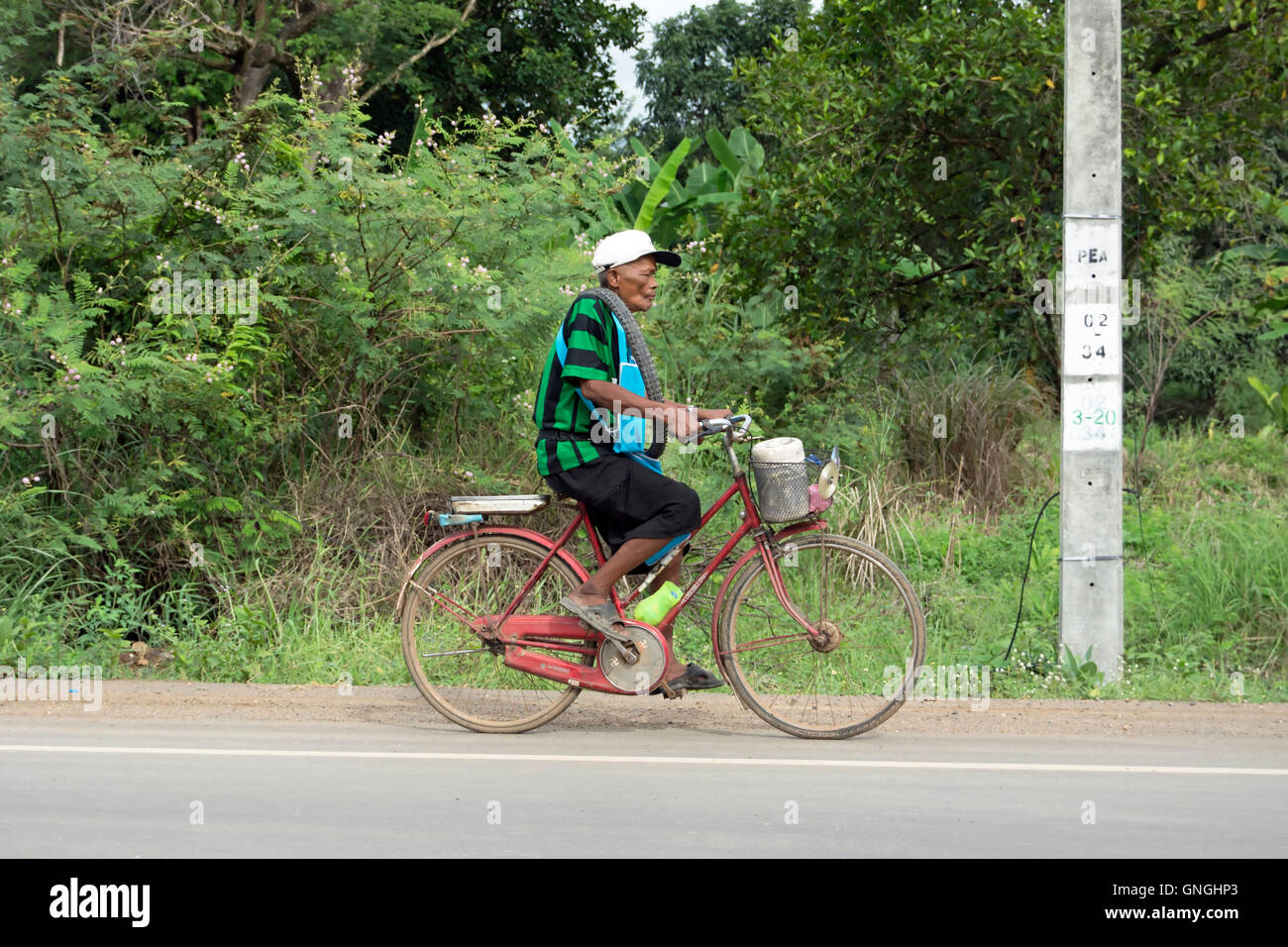 Vieil homme équitation un vélo dans la province de Phetchabun, Thaïlande Banque D'Images