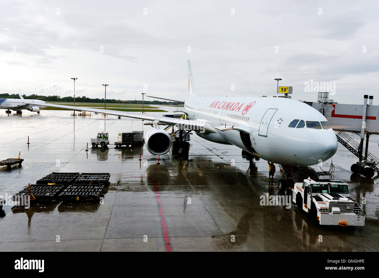 Avion d'Air Canada sur l'aéroport de Montréal, Canada Banque D'Images