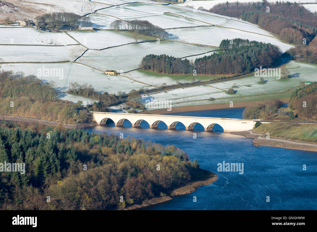L'hiver à Bamford Edge à l'égard Ladybower reservoir, Derbyshire Banque D'Images