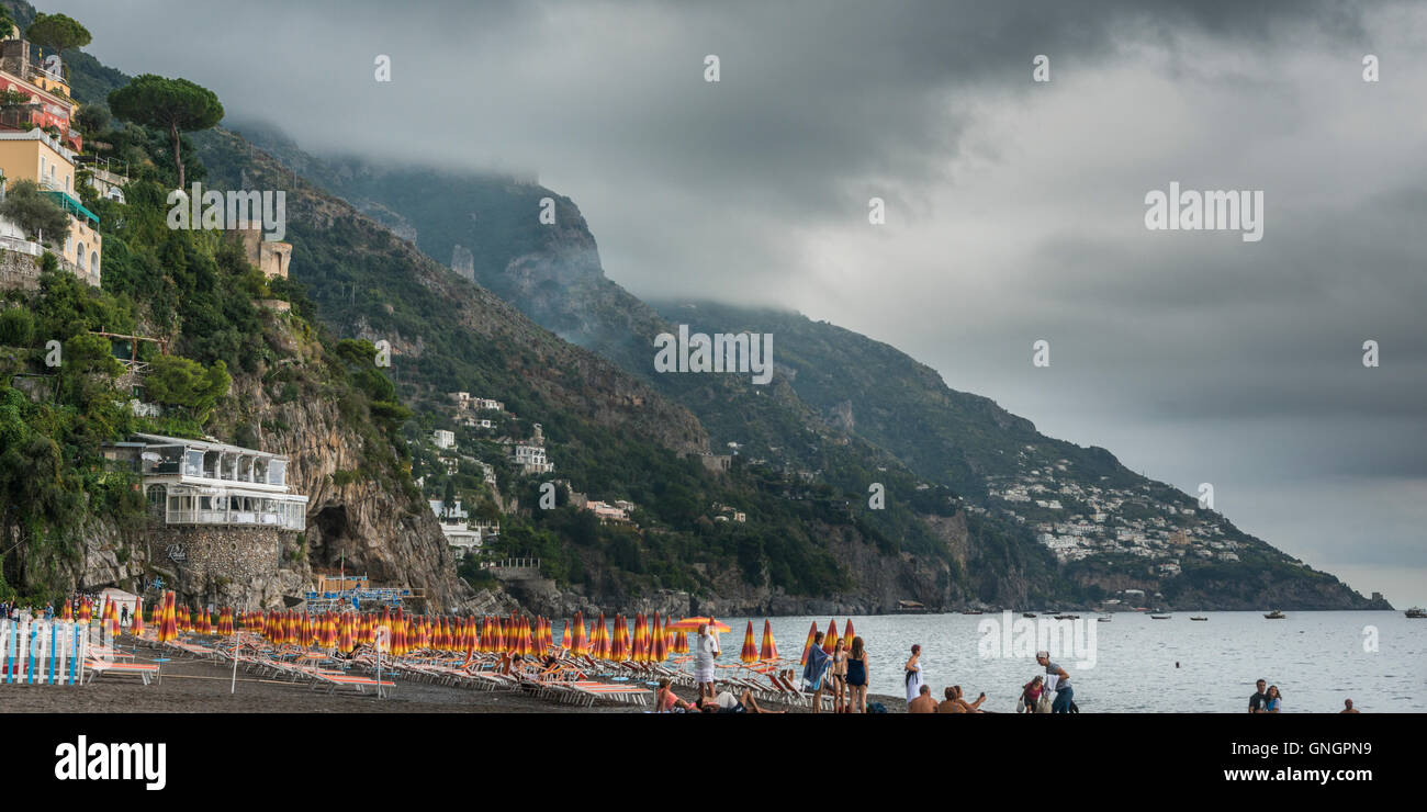 Les touristes sur la plage, Positano, Amalfi, Salerne, Campanie, Italie Banque D'Images