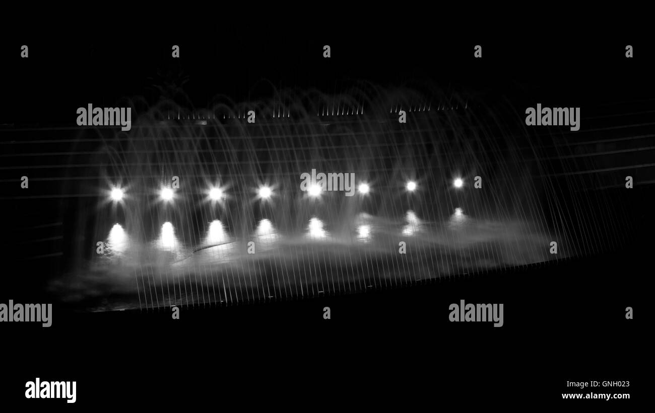 Image en noir et blanc de l'eau le long de la fontaine interactive trottoir à Singapour, près de la Marina Barrage. Banque D'Images