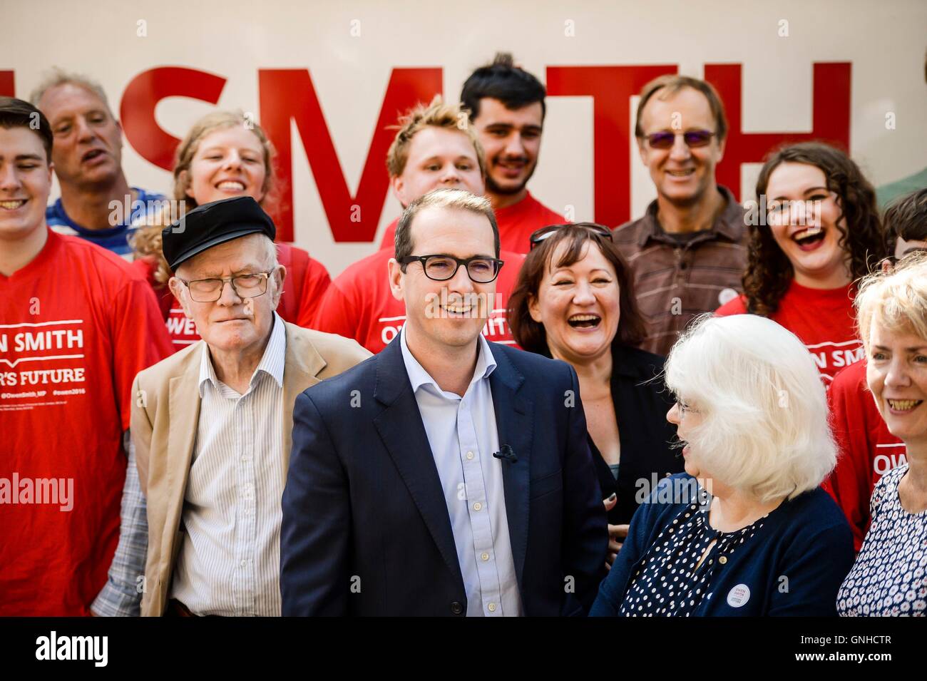 Candidat à la direction du travail Owen Smith (centre) parle aux partisans et les médias lorsqu'il arrivera à Bristol dans sa nouvelle bataille bus, comme il embarque sur l'ensemble du Royaume-Uni campagne. Banque D'Images