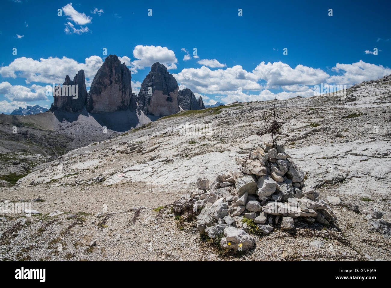 Sexten-Sesto Dolomites, débris de la PREMIÈRE GUERRE MONDIALE et les pics de la Drei Zinnen towers Banque D'Images