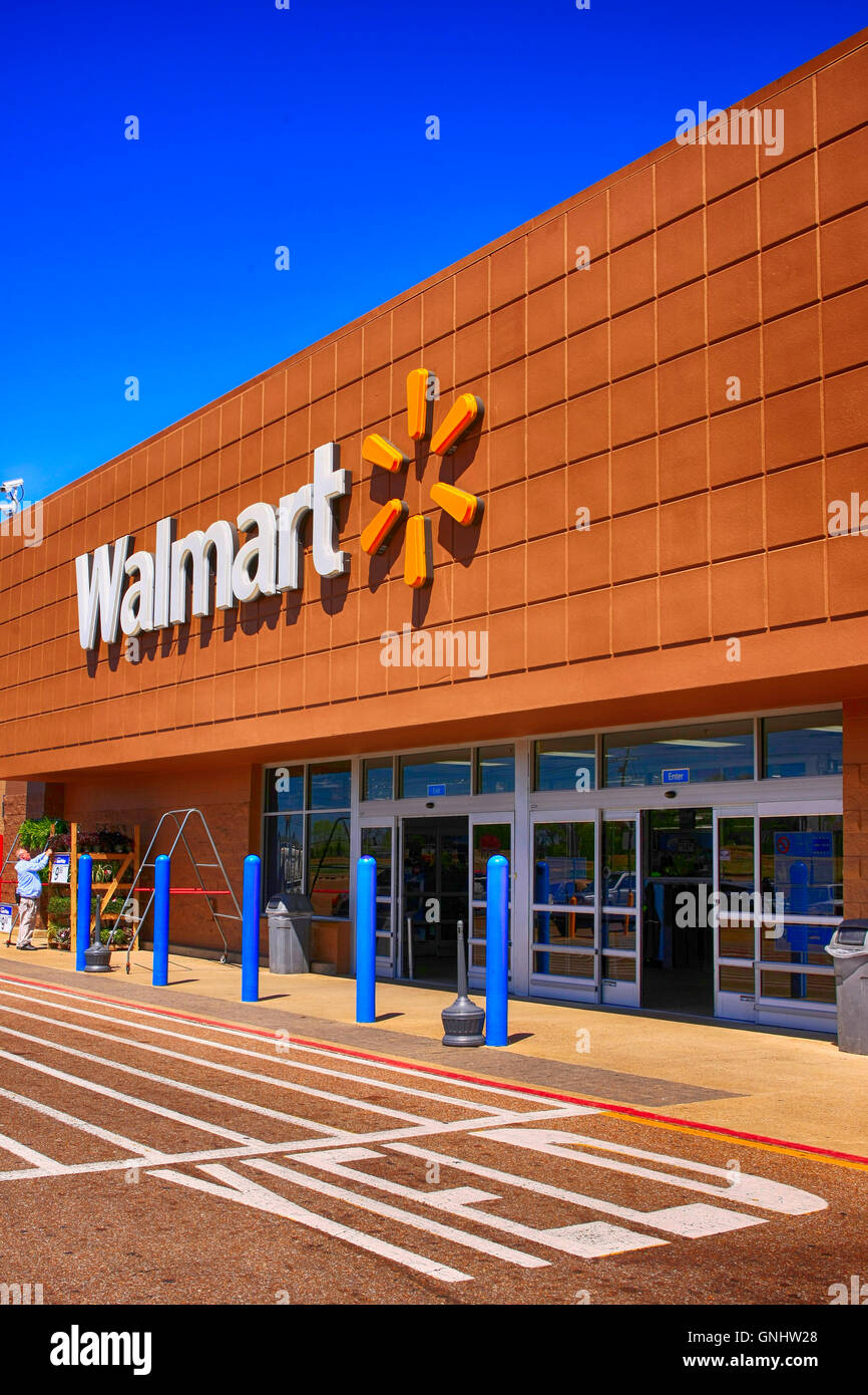 La vue de face d'un Walmart, le concept étant le même dans tous les coins d'Amérique Banque D'Images