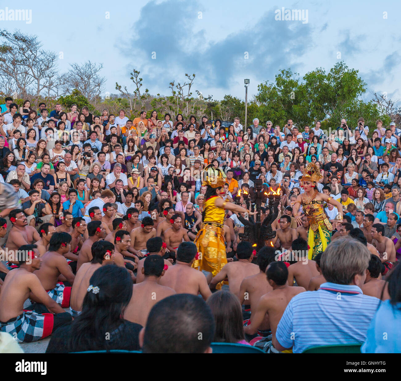 L'ÎLE DE BALI, INDONÉSIE - 25 août 2008 : Femmes en tenue de danse Danse temple traditionnel sarong Legong près de Tanah Lot Banque D'Images