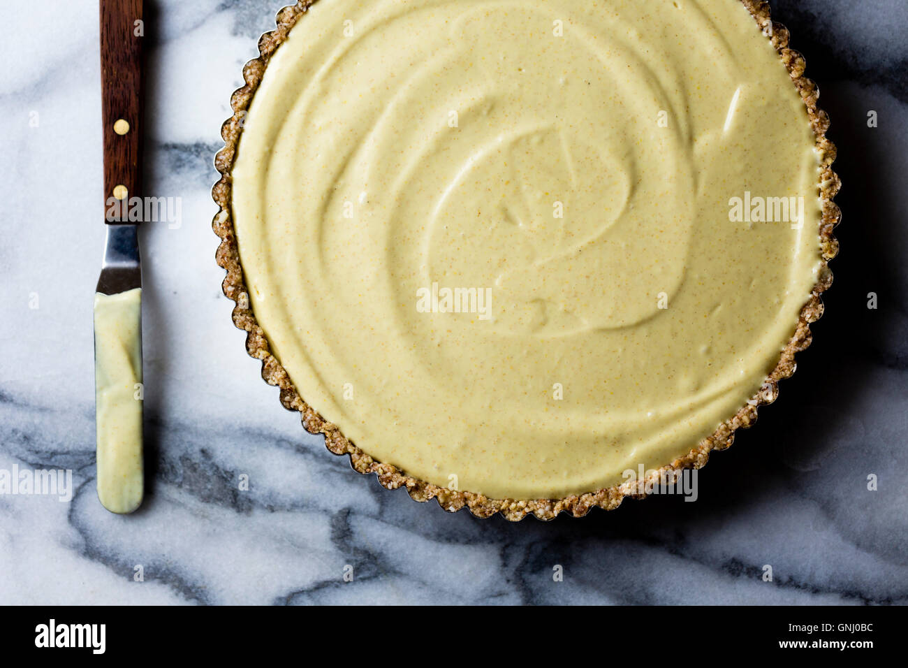 Tarte au citron sans cuisson berry, végétaliens et sans gluten Banque D'Images