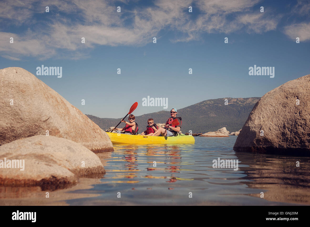 Père kayak avec deux enfants, Lake Tahoe, californie, États-Unis Banque D'Images