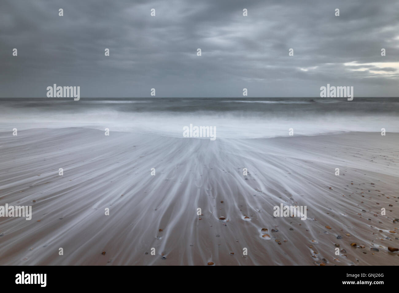 Vagues de recul, plage de Southbourne, Dorset, Angleterre, Royaume-Uni Banque D'Images