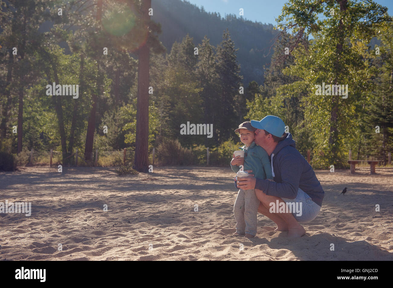 Père et fils prenant un verre dans les montagnes, Lake Tahoe, Californie, États-Unis Banque D'Images