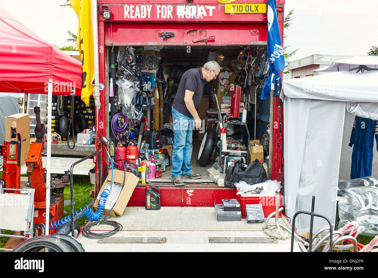 Magasin de pièces détachées dans un camion, à la fête de la Moto, à l'île  de Man 2016 Photo Stock - Alamy