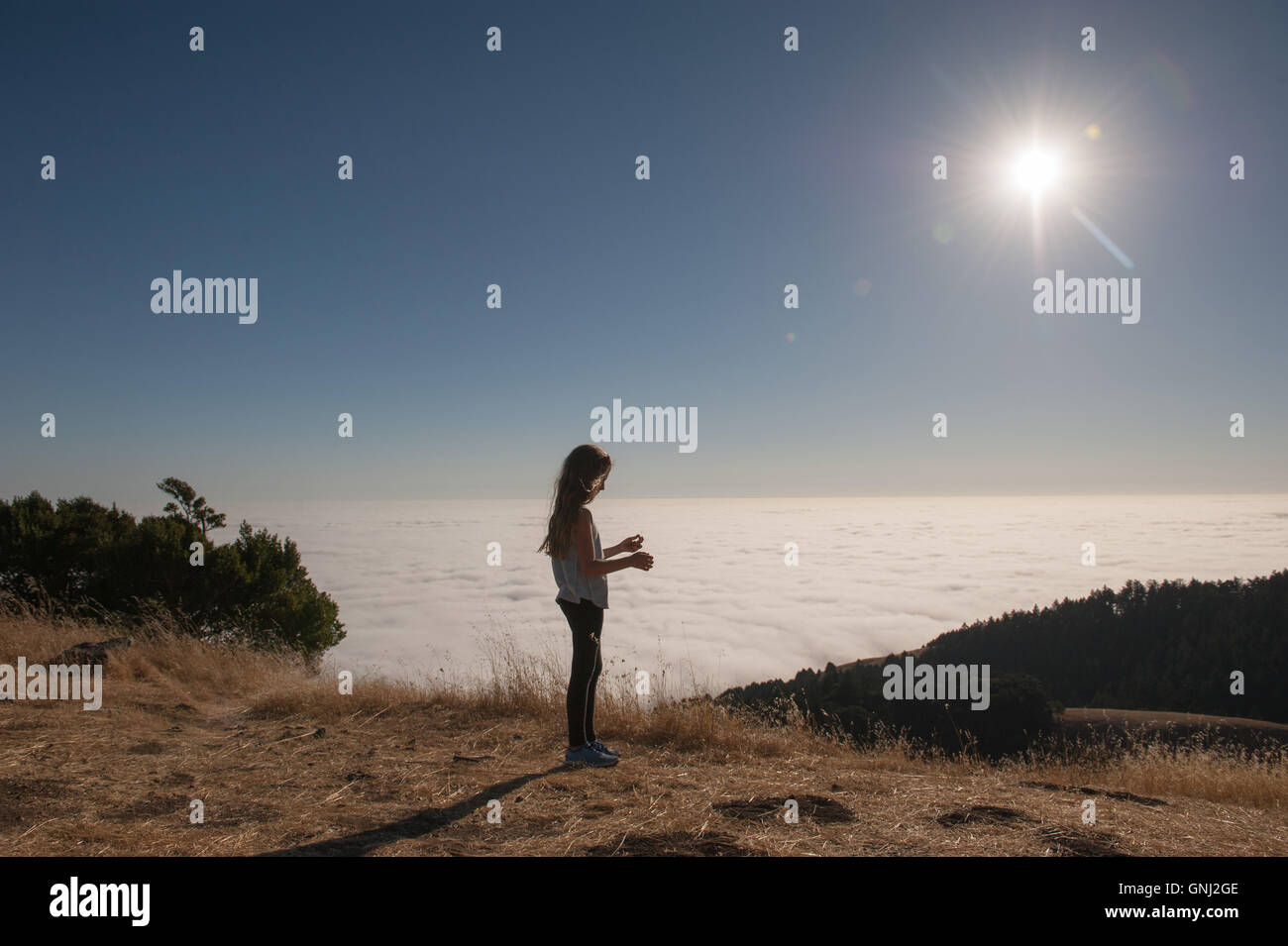 Fille regardant la vue, Mount Tamalpais, Californie, États-Unis Banque D'Images