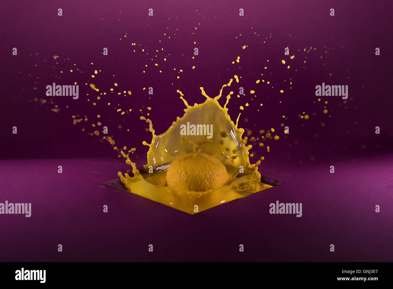 Les projections dans Citron liquide jaune Banque D'Images