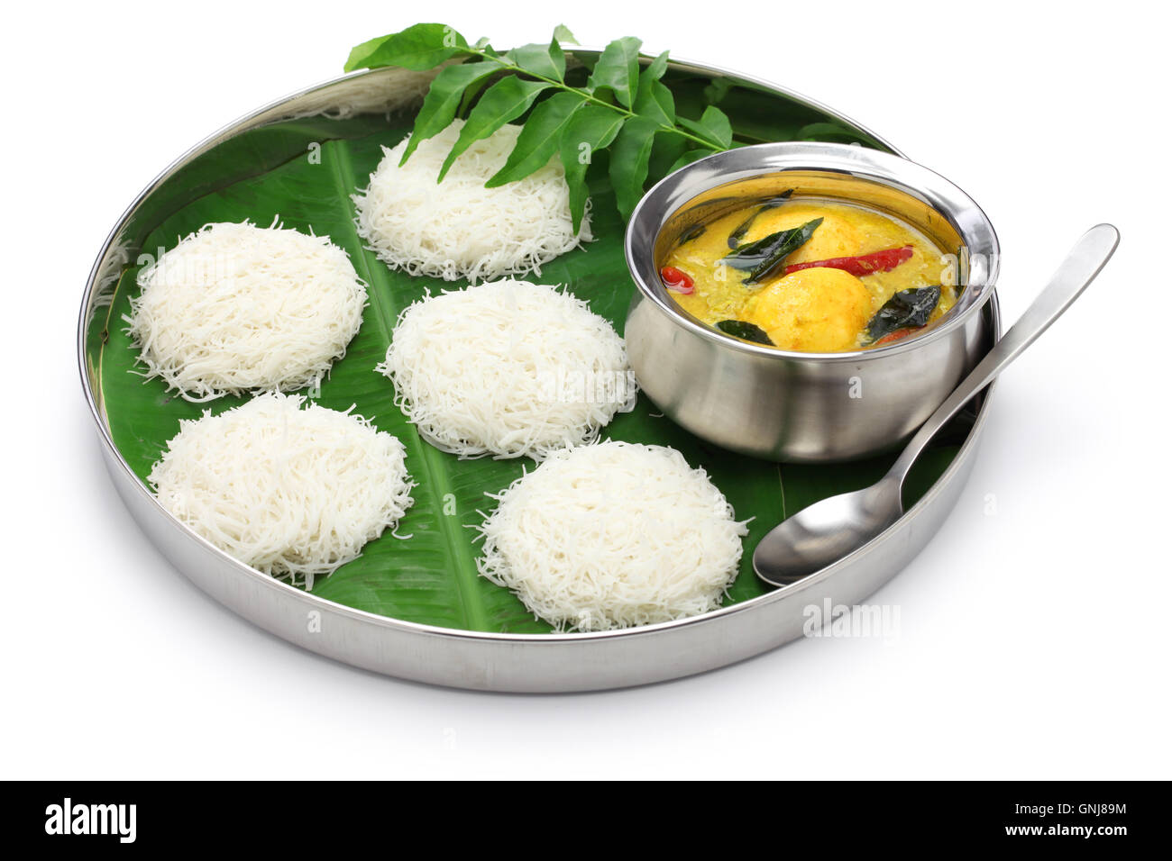 (Idiyappam trémies chaîne) avec l'oeuf, le curry indien du sud et une cuisine sri-lankaise isolé sur fond blanc Banque D'Images