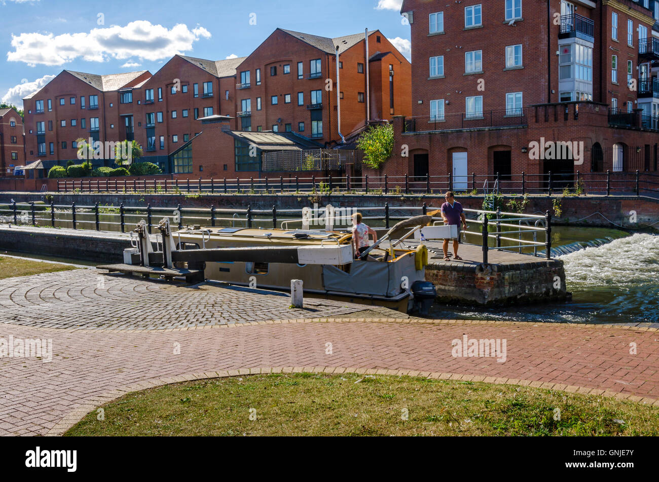 Un bateau dans une écluse sur le canal Kennet et Avon à Reading, Berkshire, Royaume-Uni. Banque D'Images