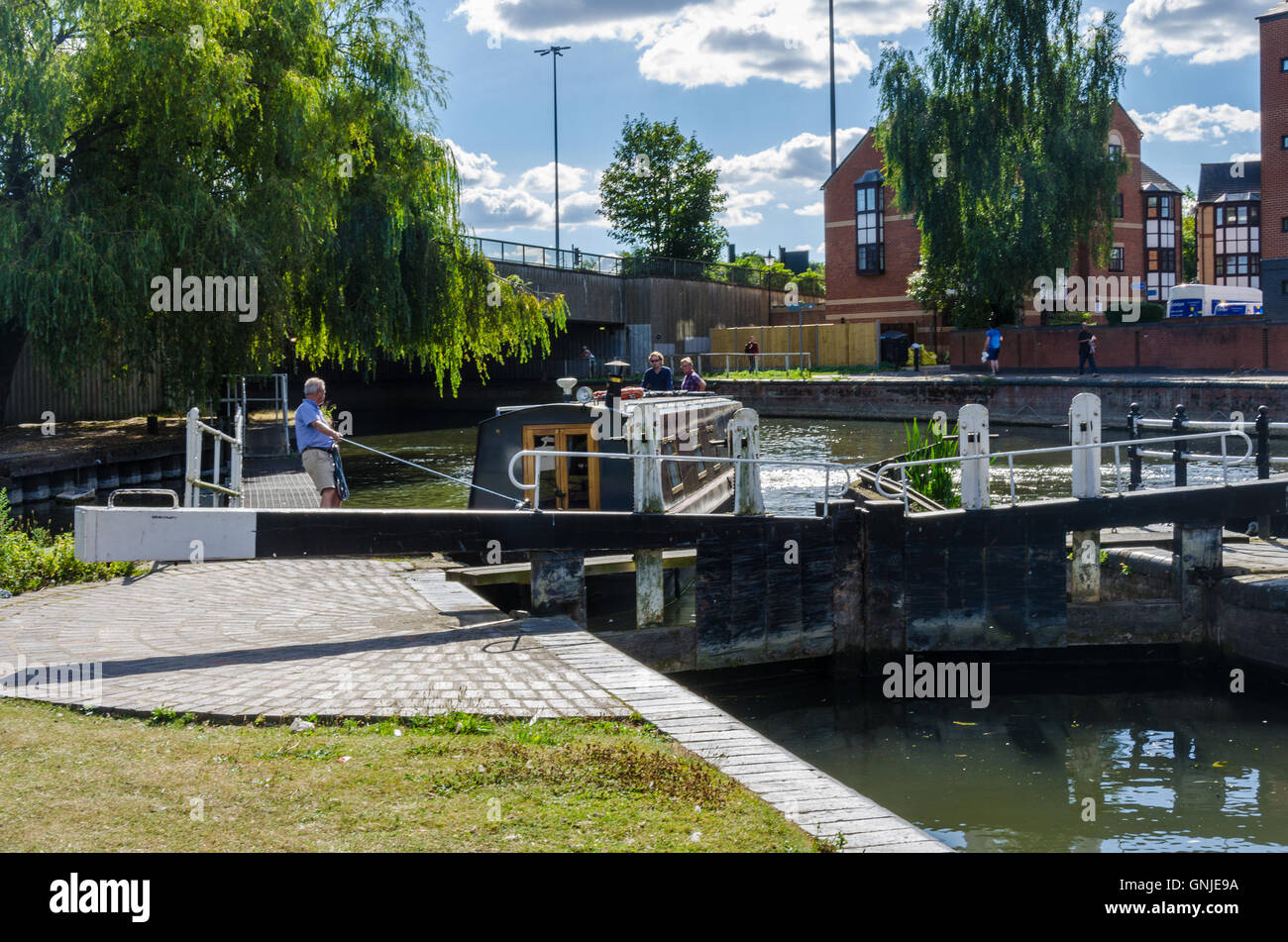 Vue d'un verrou sur le Kennet and Avon Canal à Reading, Berkshire. Banque D'Images