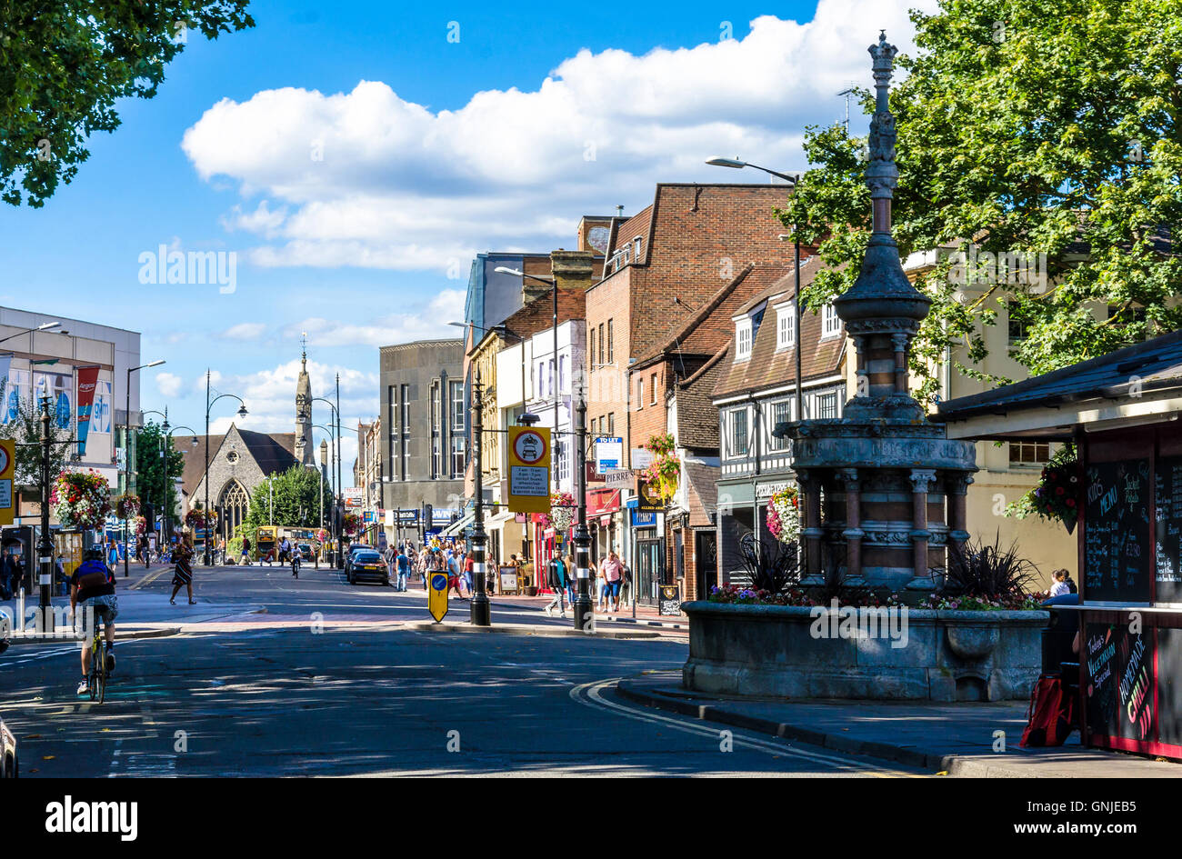 Une vue vers le bas St Mary's Butts à Reading, Berkshire Banque D'Images