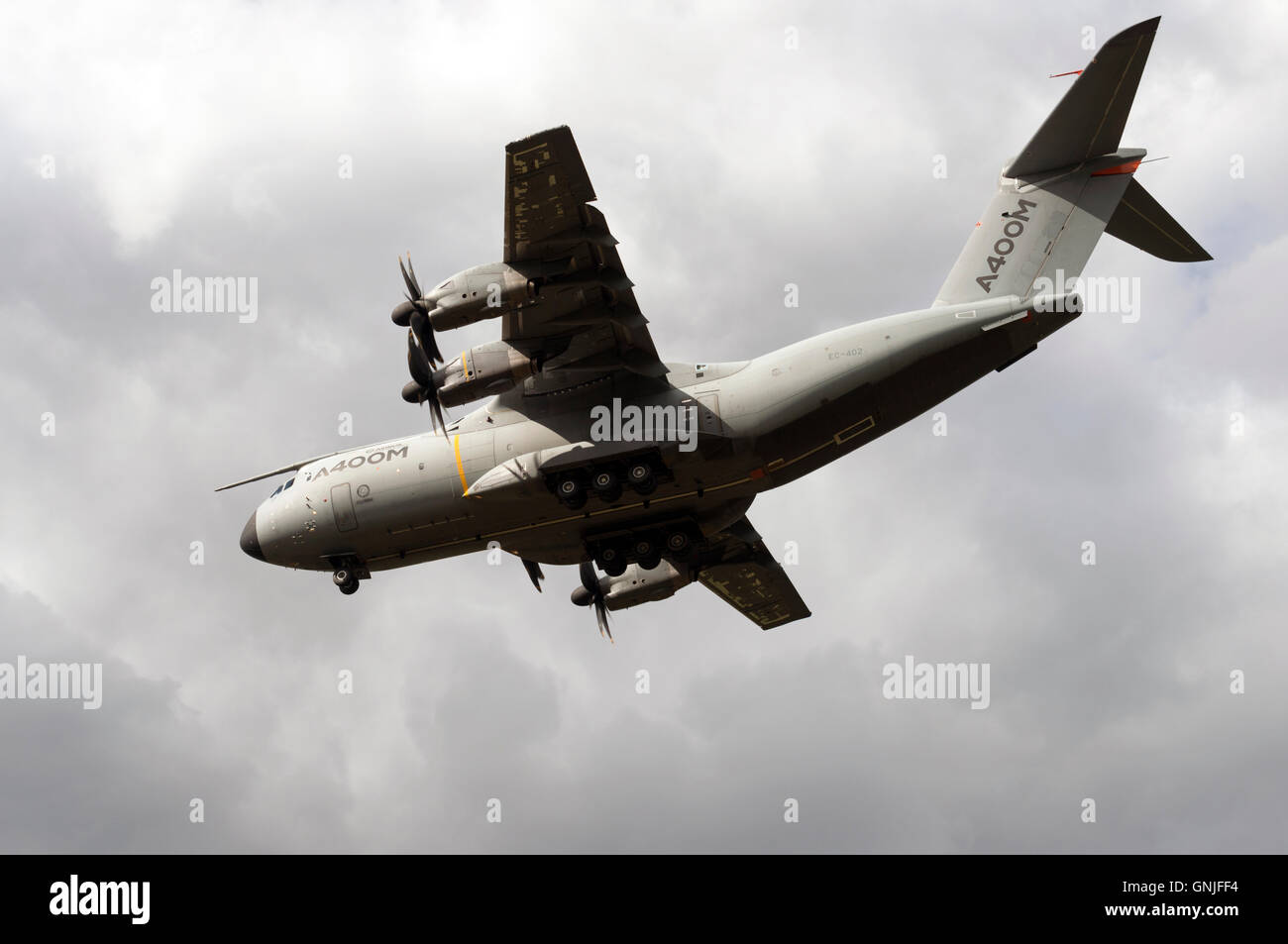 Airbus A400M transporteur entrant sur une semi-préparés d'atterrissage à l'aérodrome de Woodbridge, Suffolk, UK. Banque D'Images