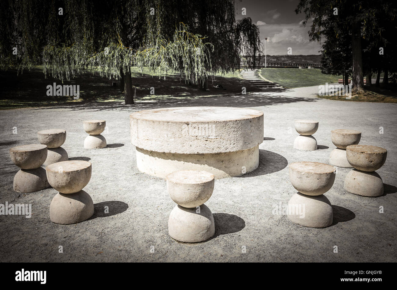 La Table du silence. C'est une sculpture en pierre faite par Constantin Brancusi. C'est dans locateted Targu Jiu, Roumanie. Banque D'Images