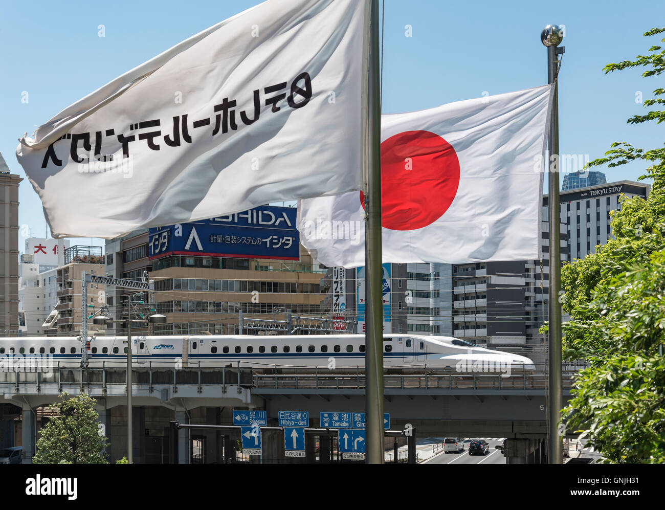 Bullet train Shinkansen sur un pont dans le quartier de Shiodome à Minato, Tokyo, Japon Banque D'Images