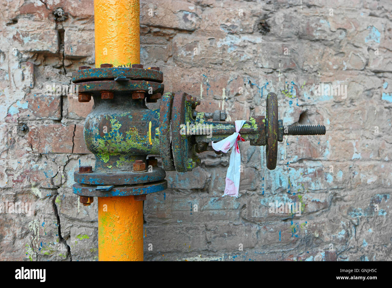 Vieux le tuyau de gaz tuyau peint en jaune avec des taches de rouille et de  peinture au mur de brique obsolètes Photo Stock - Alamy
