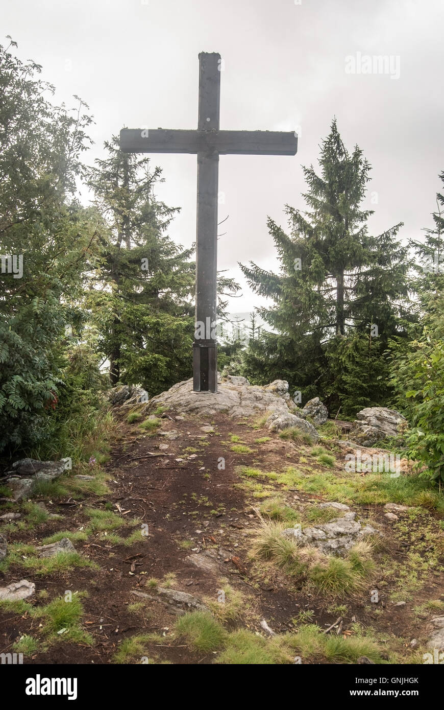 Siebensteinkopf avec croix de bois sur la colline en sommet de montagnes près de Bayerischer Wald-allemand frontières tchèque Banque D'Images