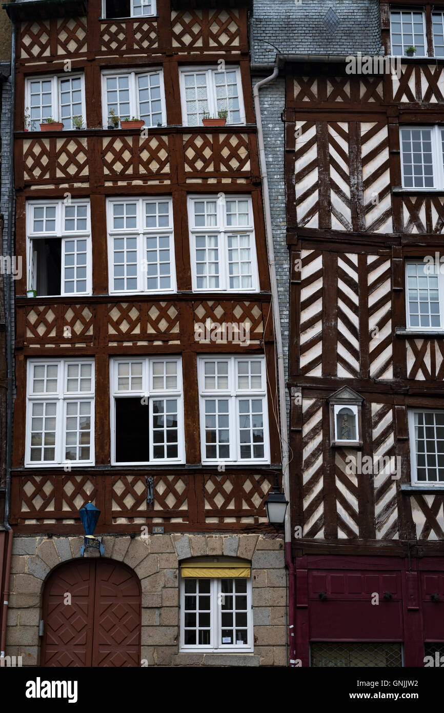 Maisons anciennes à pans, Crooked bâtiment dans la ville de Rennes, France Banque D'Images