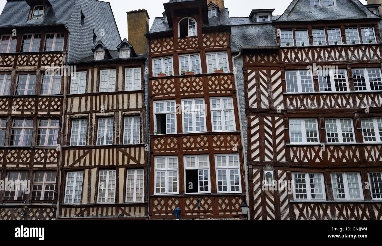 Maisons anciennes à pans à pignons, bâtiments de la ville de Rennes, France Banque D'Images